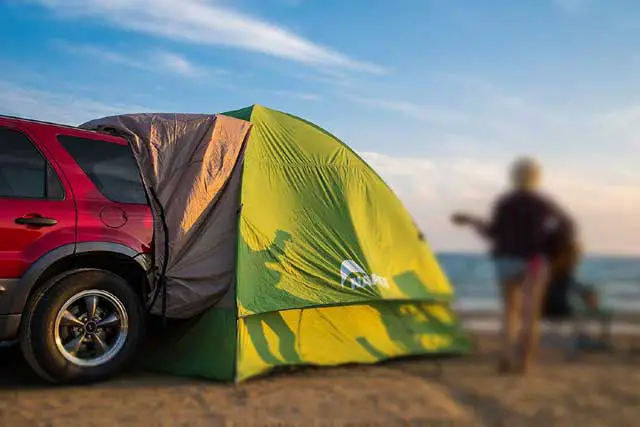 Лучшие палатки для автомобильного кемпинга: палатка для внедорожников Backroadz
