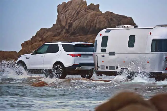 7 лучших внедорожников среднего размера для буксировки: Land Rover Discovery