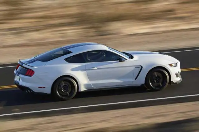 7 лучших автомобилей стоимостью менее 30 тысяч долларов: Mustang
