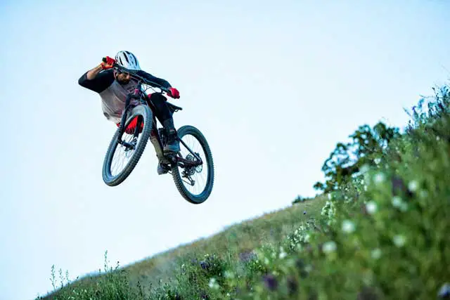 8 Tips for Beginner Mountain Bikers: Stay Loose