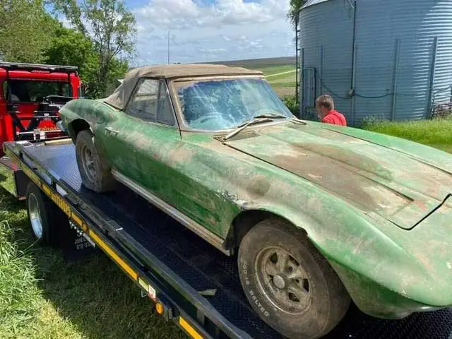 Сарай обнаружил, что у Corvette 1964 года есть что-то неожиданное под капотом